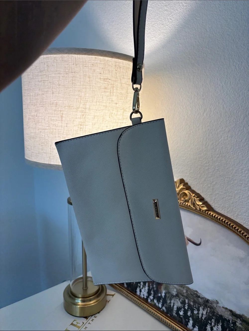 👝Elegant Cream Wristlet Clutch with Gold Accents - Picture 3 of 5